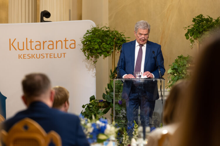 President Niinistö öppnade Gullrandadiskussionerna 2023 söndagen den 18 juni med ett anförande om det geopolitiska läget, stormaktskonkurrensen och Finlands roll i världen. Foto: Matti Porre/Republikens presidents kansli