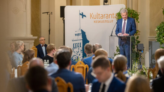 Presidentti Niinistö avasi vuoden 2023 Kultaranta-keskustelut puheenvuorollaan geopoliittisesta tilanteesta, suurvaltakilpailusta ja Suomen asemasta sunnuntaina 18. kesäkuuta 2023. Kuva: Matti Porre/Tasavallan presidentin kanslia