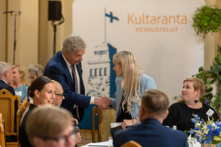 Presidentti Niinistön avauspuheenvuoron jälkeen Kultaranta-keskusteluissa jatkettiin keskustelua geopoliittisesta tilanteesta, suurvaltakilpailusta ja Suomen turvallisuudesta ja kansainvälisestä asemasta. Kuva: Matti Porre/Tasavallan presidentin kanslia