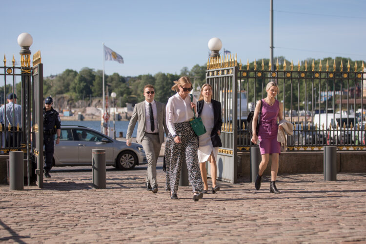 Deltagare i Gullrandadiskussionerna 2023 anländer till Presidentens slott på måndag morgon den 19 juni Foto: Matti Porre/Republikens presidents kansli 