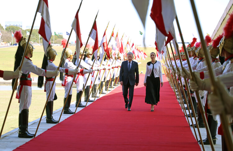 Välkomstceremoni vid ankomsten till parlamentet. Foto: Riikka Hietajärvi/Republikens presidents kansli