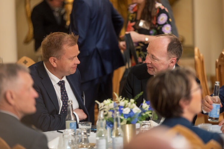 På måndagsmorgonen den 19 juni fortsatte diskussionerna med temat "Den nya eran i geopolitiken – splittras världen?". Foto: Matti Porre/Republikens presidents kansli 