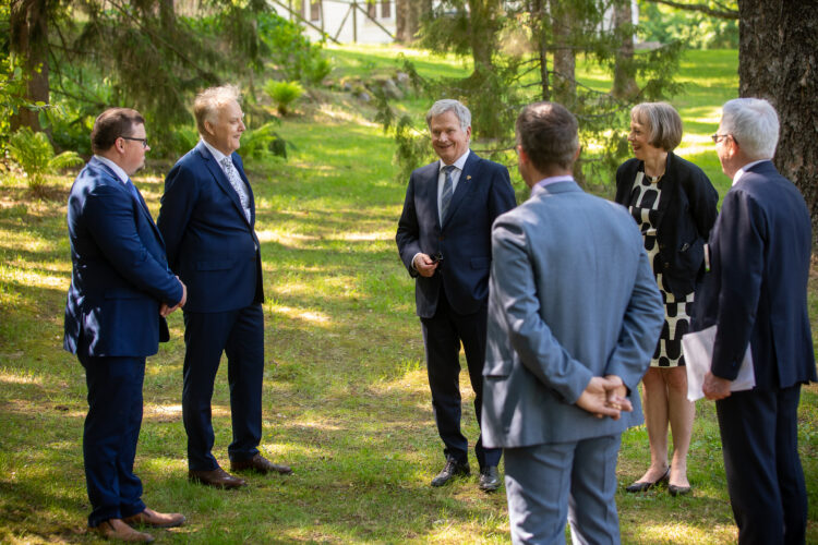 Landskapsdirektören i Egentliga Tavastland Toni K. Laine, (t.v.), specialforskare Matti Haapanen och till höger om republikens president Naturresursinstitutets generaldirektör Johanna Buchert och förvaltningsdirektör Ilkka P. Laurila. Foto: Matti Porre/Republikens presidents kansli