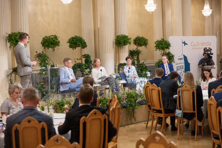 The last debate dealt with global technology competition and security. The panellists were (from right to left) Mikko Hyppönen, Chief Research Officer at WithSecure; Tuuli Koivu, Chief Economist at Nordea; Saana Nilsson, Head of Cabinet at Finnish Security and Intelligence Service; and Valtteri Vuorisalo, Professor of Practice, University of Tampere. The discussion was moderated by journalist and podcaster Isak Rautio. Photo: Matti Porre/The Office of the President of the Republic of Finland 