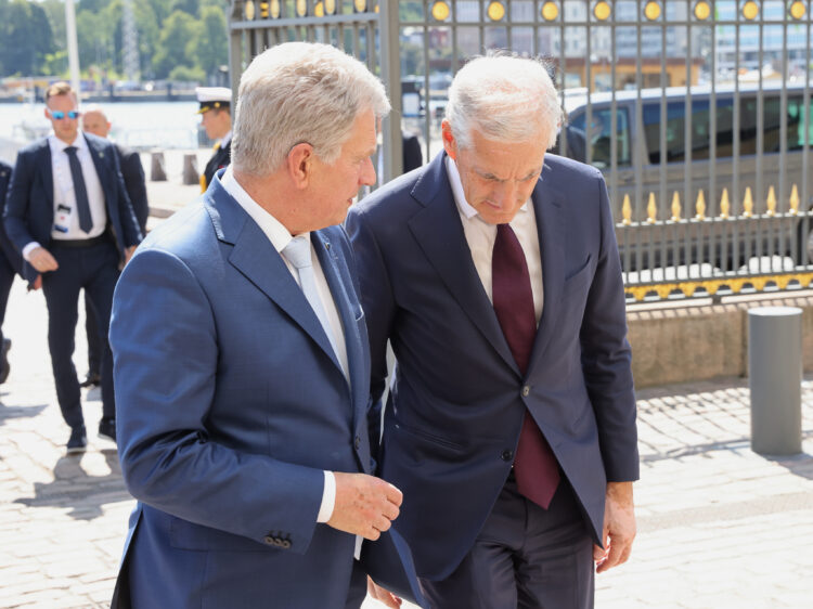 President Niinistö welcomes Prime Minister of Norway Jonas Gahr Støre to the Presidential Palace. Photo: Juhani Kandell/Office of the President of the Republic of Finland