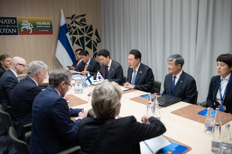 Presidentti Sauli Niinistö tapasi Etelä-Korean presidentin Yoon Suk Yeolin Naton huippukokouksen yhteydessä 12. heinäkuuta 2023 Vilnassa. Kuva: Matti Porre/Tasavallan presidentin kanslia 