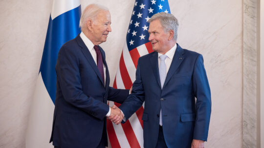 Republikens president Sauli Niinistö önskade Förenta staternas president Joe Biden välkommen till Finland torsdagen den 13 juli 2023. Foto: Matti Porre/Republikens presidents kansli