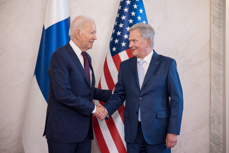 Republikens president Sauli Niinistö önskade Förenta staternas president Joe Biden välkommen till Finland torsdagen den 13 juli 2023. Foto: Matti Porre/Republikens presidents kansli