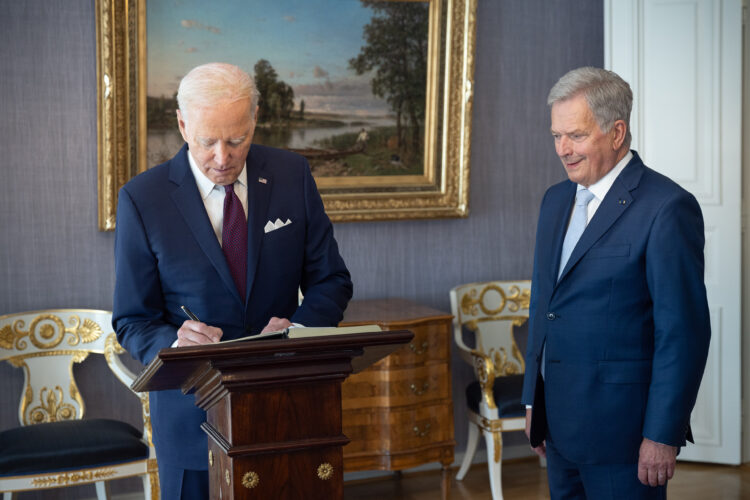 President Biden signerar gästboken. Foto: Matti Porre/Republikens presidents kansli