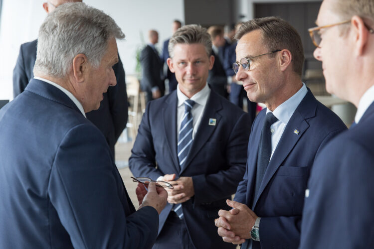 President Sauli Niinistö gratulerar Sveriges statsminister Ulf Kristersson och den svenska delegationen före Natos toppmöte den 11 juli 2023 i Vilnius. Foto: Matti Porre/Republikens presidents kansli 