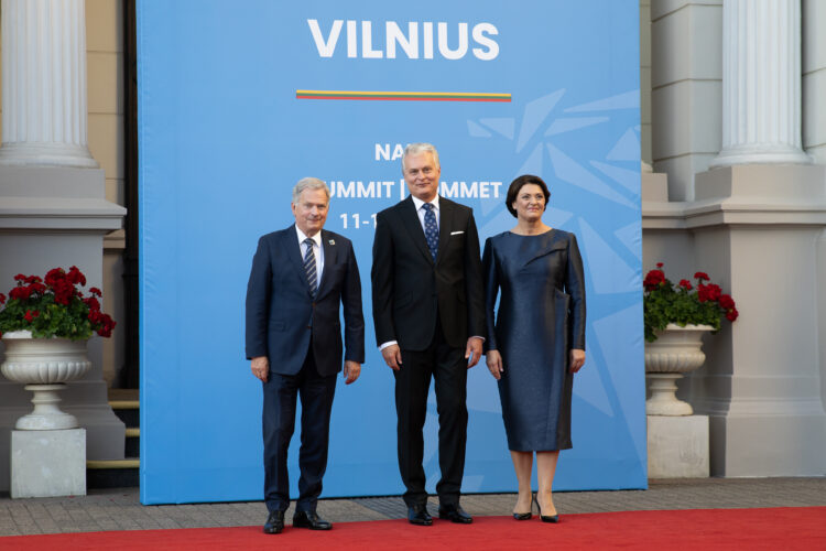 President Sauli Niinistö på Natotoppmötet i Vilnius den 11 juli 2023 med Litauens president Gitanas Nausėda och hans maka Diana Nausėdienė. Foto: Matti Porre/Republikens presidents kansli 