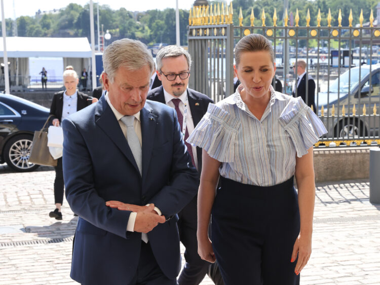 President Niinistö welcomes Prime Minister of Denmark Mette Frederiksen to the Presidential Palace. Photo: Juhani Kandell/Office of the President of the Republic of Finland