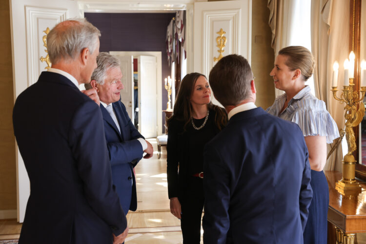 Presidentti Niinistö keskustelee pohjoismaisten pääministerien kanssa Presidentinlinnan Keltaisessa salissa. Kuva: Juhani Kandell/Tasavallan presidentin kanslia
