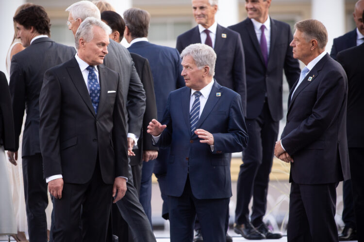 Presidentti Sauli Niinistö keskustelee Naton huippukokouksessa Vilnassa 11. heinäkuuta 2023 Liettuan presidentin Gitanas Nausėdan kanssa. Kuva: Matti Porre/Tasavallan presidentin kanslia