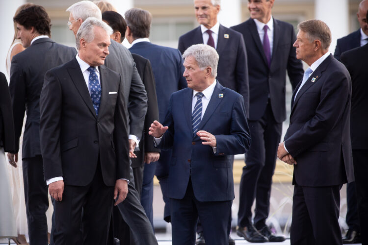 President Sauli Niinistö på Natotoppmötet i Vilnius den 11 juli 2023 i samtal med Litauens president Gitanas Nausėda. Foto: Matti Porre/Republikens presidents kansli 