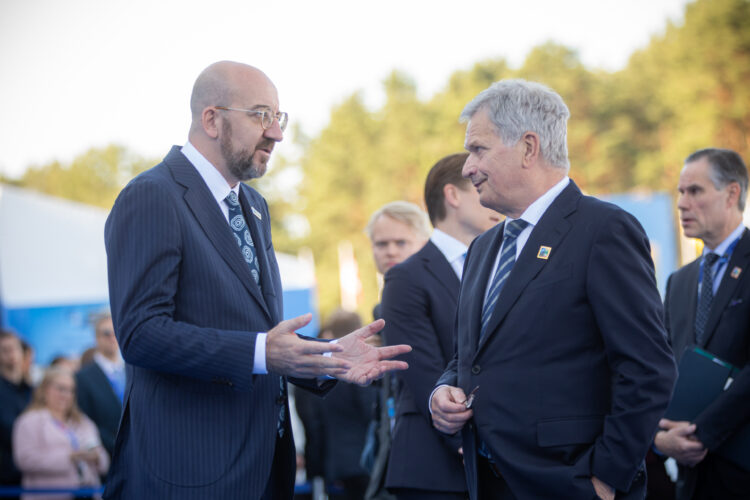 Eurooppa-neuvoston puheenjohtaja Charles Michel ja presidentti Sauli Niinistö keskustelevat kokouspaikalla 12. heinäkuuta 2023. Kuva: Matti Porre/Tasavallan presidentin kanslia