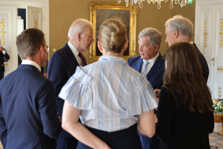 Presidentti Niinistö ja presidentti Biden keskustelevat pohjoismaisten pääministerien kanssa Presidentinlinnan Keltaisessa salissa. Kuva: Juhani Kandell/Tasavallan presidentin kanslia
