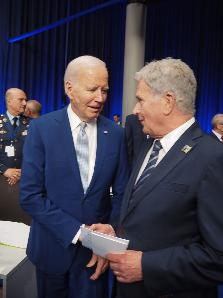 President Sauli Niinistö och Förenta staternas president Joe Biden vid Nordatlantiska rådets möte med de allierades stats- och regeringschefer den 11 juli 2023 i Vilnius. Foto: Ville Hukkanen/Republikens presidents kansli 