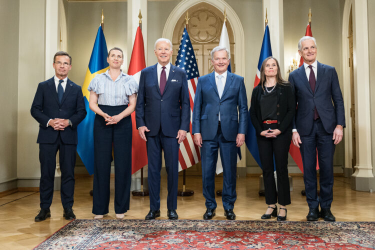 Gruppfoto av deltagarna i toppmötet (från vänster): Sveriges statsminister Ulf Kristersson, Danmarks statsminister Mette Frederiksen, Förenta staternas president Joe Biden, republikens president Sauli Niinistö, Islands statsminister Katrín Jakobsdóttir och Norges statsminister Jonas Gahr Støre. Foto: Roni Rekomaa/Republikens presidents kansli