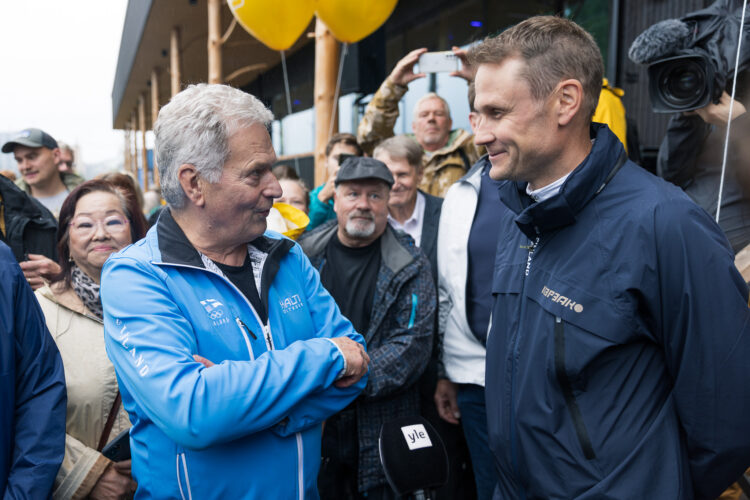 Presidentti keskustelee kilpakävelijä Jarkko Kinnusen kanssa. Kuva: Matti Porre/Tasavallan presidentin kanslia
