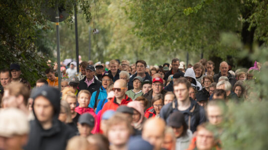The President walked together with hundreds of participants around Töölönlahti Bay, discussing current issues. Photo: Matti Porre/Office of the President of the Republic of Finland