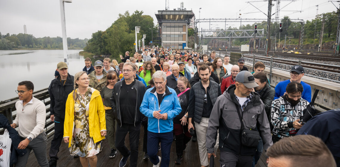 Kävelytempaus houkutteli Töölönlahdelle satoja kävelijöitä. Kuva: Matti Porre/Tasavallan presidentin kanslia