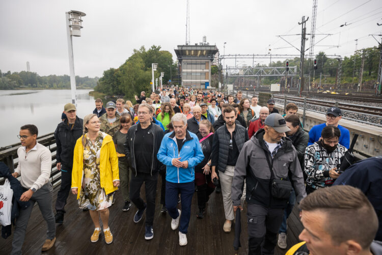 Kävelytempaus houkutteli Töölönlahdelle satoja kävelijöitä. Kuva: Matti Porre/Tasavallan presidentin kanslia