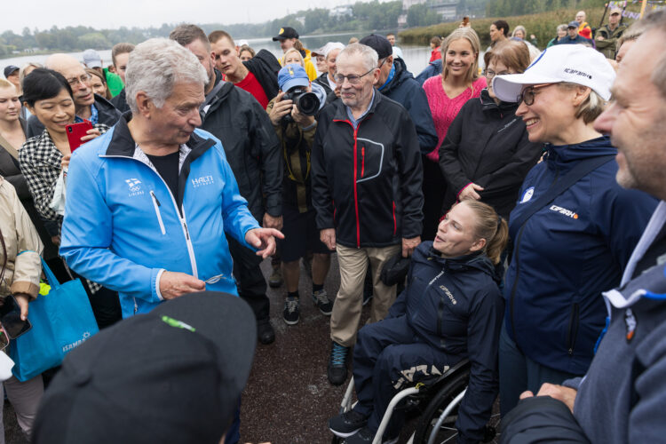 Ajatuksenvaihtoa pyörätuolikelaaja Amanda Kotajan kanssa. Kuva: Matti Porre/Tasavallan presidentin kanslia