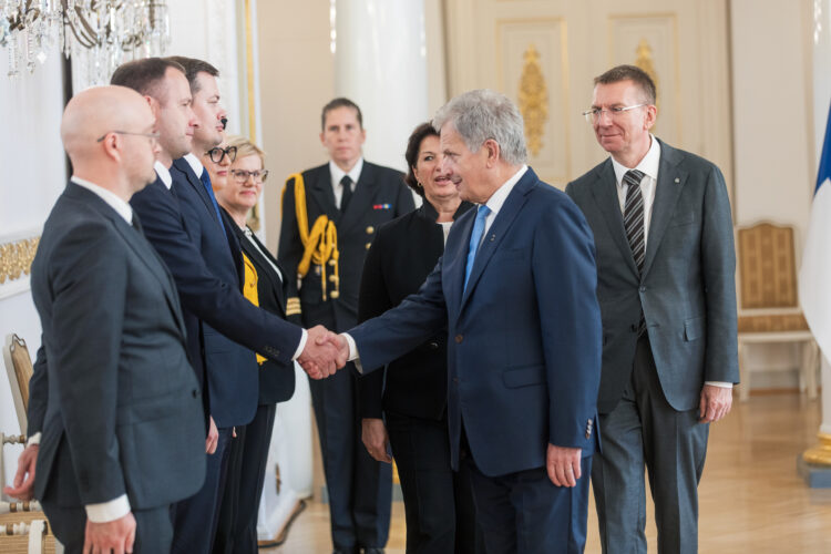 Presidenterna hälsar på medlemmarna i delegationerna. Foto: Matti Porre/Republikens presidents kansli