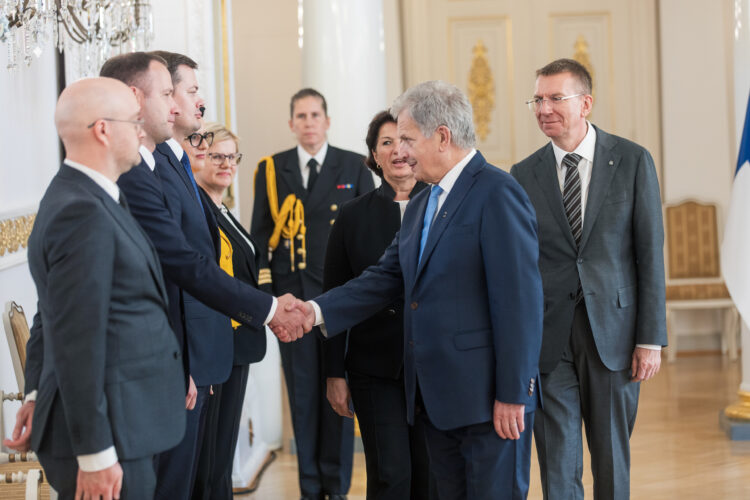 The presidents greet the delegations. Photo: Matti Porre/Office of the President of the Republic of Finland 