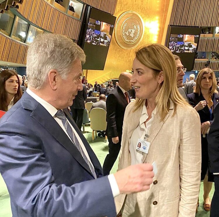 President Niinistö exchanges views with President of the European Parliament Roberta Metsola. Photo: Ville Hukkanen/Office of the President of the Republic of Finland