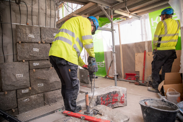 Alla stenar i Granitslottets torn märktes och plockades tillfälligt ner. På den västra och södra ytterväggen installerades ett värmerörsystem. Sedan sattes stenarna i ytbeläggningen tillbaka, murades på plats och sammanfogades med pluggar. Foto: Matti Porre/Republikens presidents kansli