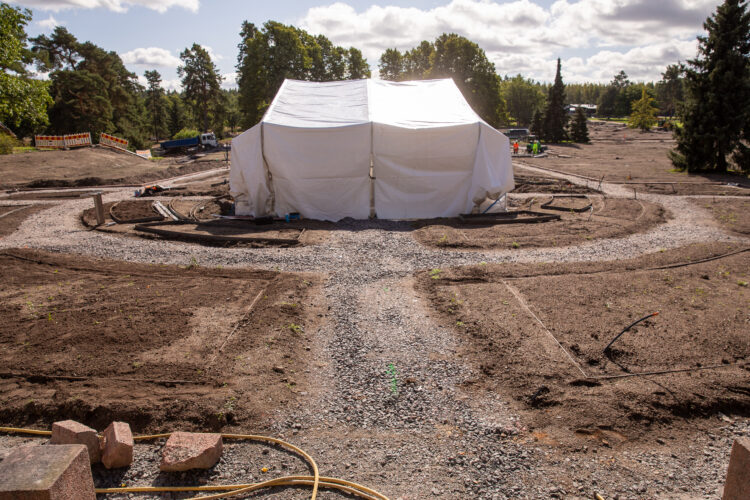 Utsikt från Granitslottet mot Gullranda formträdgård i september 2023. I förgrunden pågår restaureringsarbetet av den väderskyddade fontänen. Foto: Matti Porre/Republikens presidents kansli