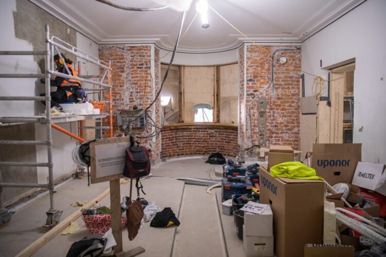 Conservation work inside Granite Castle. Photo: Matti Porre/Office of the President of the Republic of Finland