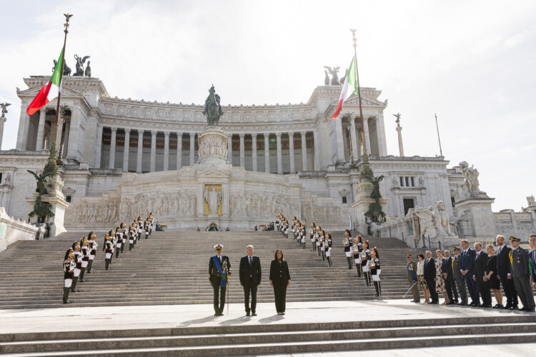 President Niinistö vid den okände soldatens grav vid Altare della Patria-monumentet i Rom. Foto: Matti Porre/Republikens presidents kansli