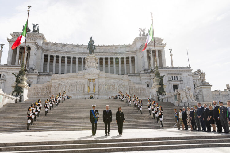 Presidentti Niinistö tuntemattoman sotilaan haudalla Altare della Patrian muistomerkillä Roomassa. Kuva: Matti Porre/Tasavallan presidentin kanslia