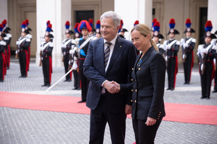 Presidentti Niinistö ja Italian pääministeri Giorgia Meloni kättelevät Roomassa 23. lokakuuta 2023. Kuva: Matti Porre/Tasavallan presidentin kanslia
