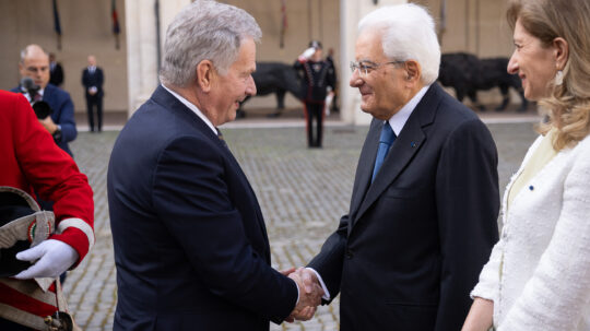 Republikens president Sauli Niinistö skakar hand med Italiens president Sergio Mattarella. Foto: Matti Porre/Republikens presidents kansli