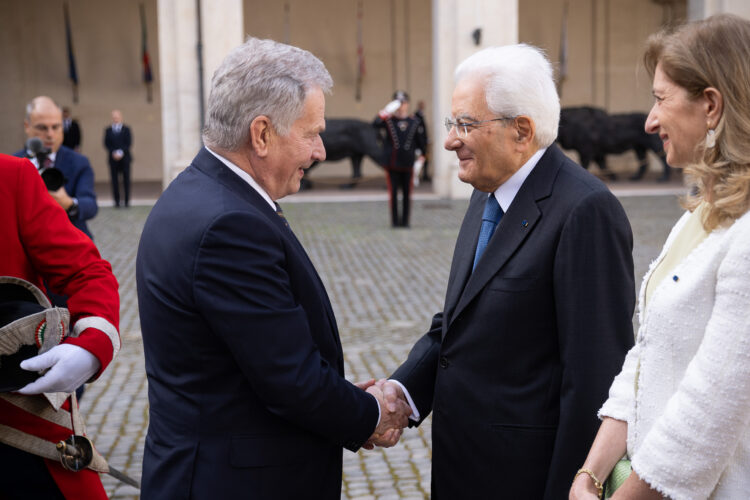 Republikens president Sauli Niinistö skakar hand med Italiens president Sergio Mattarella. Foto: Matti Porre/Republikens presidents kansli