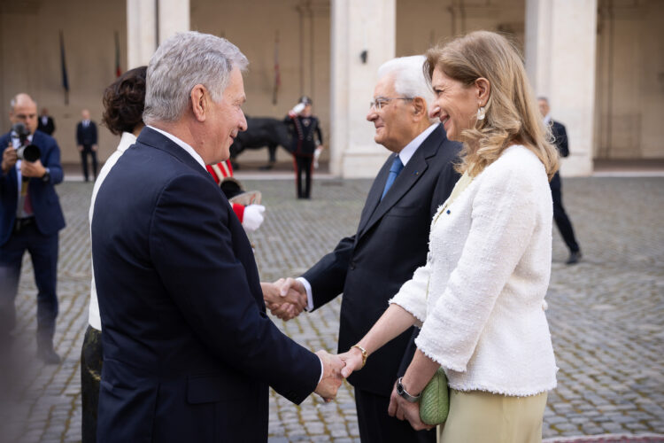 Italian presidentti Sergio Mattarella ja hänen tyttärensä Laura Mattarella vastaanottivat tasavallan presidentti Sauli Niinistön ja puoliso Jenni Haukion valtiovierailulle Italiaan 23. lokakuuta 2023. Kuva: Matti Porre/Tasavallan presidentin kanslia
