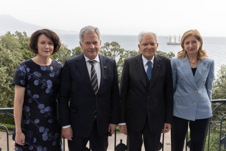 Presidentparet tillsammans med president Mattarella och hans dotter Laura Mattarella i Villa Rosebery. Foto: Matti Porre/Republikens presidents kansli