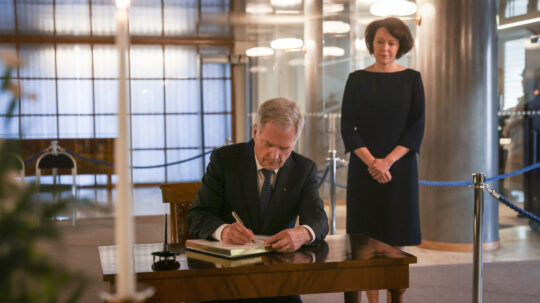 De första som undertecknade kondoleansboken var republikens president Sauli Niinistö och hans maka Jenni Haukio. Foto: Matti Porre/Republikens presidents kansli