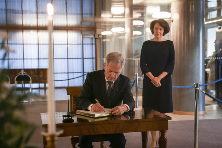 De första som undertecknade kondoleansboken var republikens president Sauli Niinistö och hans maka Jenni Haukio. Foto: Matti Porre/Republikens presidents kansli