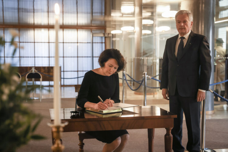 The first to sign the book of condolence were President Sauli Niinistö and his spouse Jenni Haukio. Photo: Matti Porre/Office of the President of the Republic of Finland