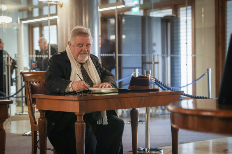 Medborgare och organisationer kan framföra sina kondoleanser i boken till och med fredagen den 20 oktober. Foto: Matti Porre/Republikens presidents kansli