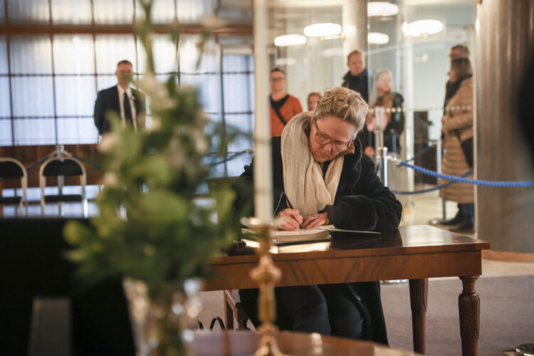 Kondoleansboken i Presidentens slott är öppen för allmänheten i entréhallen mot Mariegatan till och med fredagen den 20 oktober. Foto: Matti Porre/Republikens presidents kansli