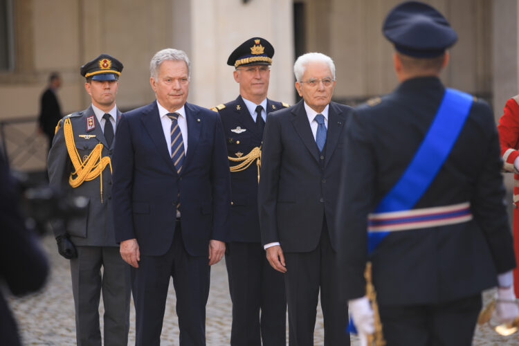 Presidentti Niinistö ja presidentti Mattarella valtiovierailun vastaanottoseremonioissa Quirinalen palatsin pihalla Roomassa 23. lokakuuta 2023. Kuva: Matti Porre/Tasavallan presidentin kanslia