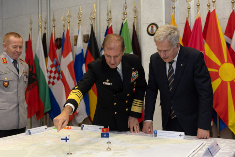 During the visit to NATO’s Allied Joint Force Command in Naples its commander, Admiral Stuart B. Munsch showed President Niinistö NATO's operational area. Photo: Matti Porre/Office of the President of the Republic of Finland