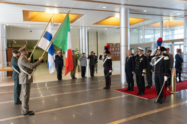 Suomen ja Italian liput tervehtivät vastaanottoseremoniassa Naton yhteisoperaatiojohtoportaassa Napolissa. Kuva: Matti Porre/Tasavallan presidentin kanslia
