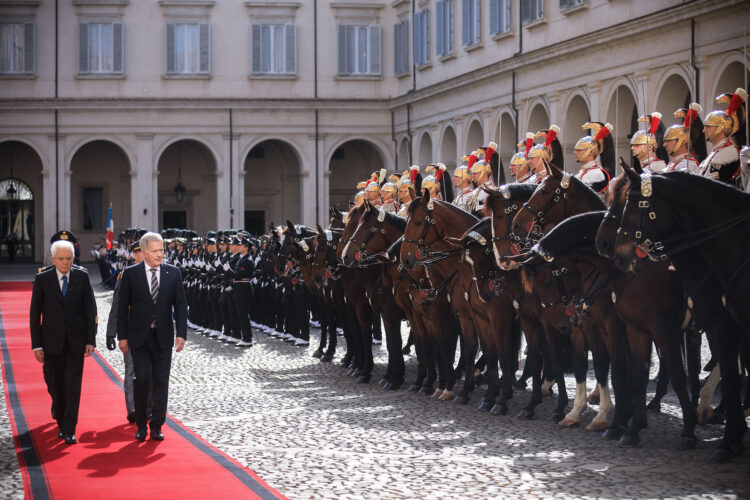 President Niinistö inspekterar hederskompaniet åtföljd av president Mattarella. Foto: Matti Porre/Republikens presidents kansli